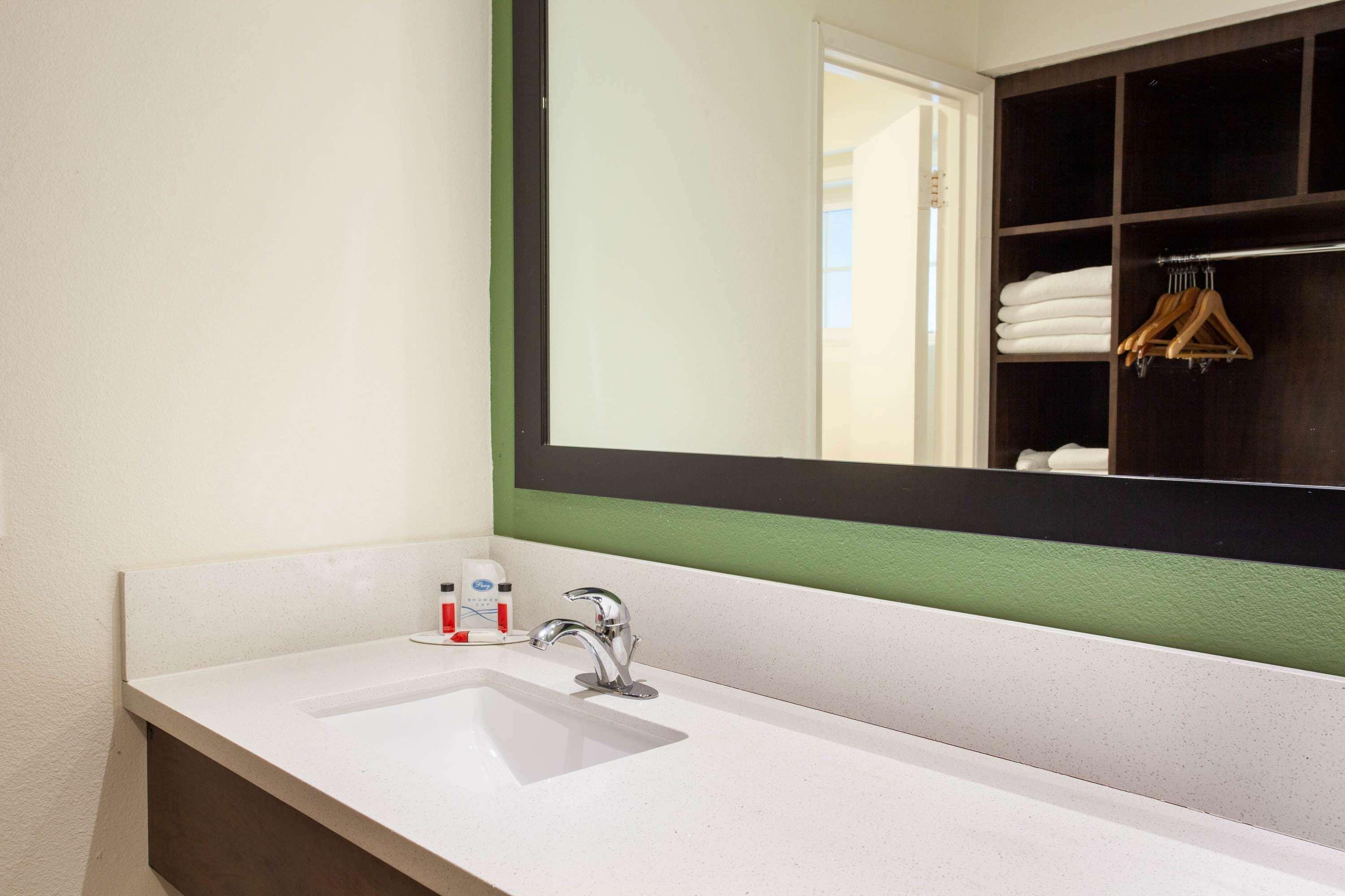 Travelodge Inn & Suites By Wyndham Anaheim On Disneyland Dr Екстер'єр фото